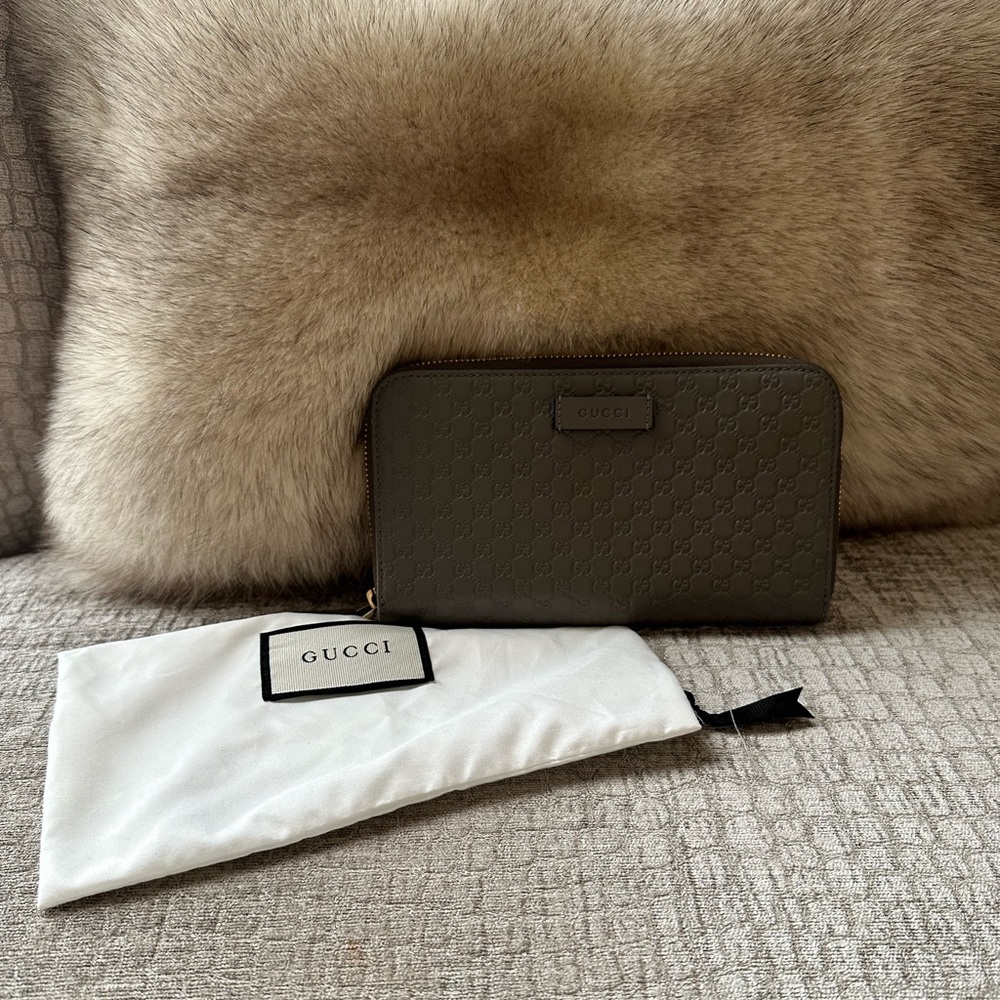Gucci Grey zippy wallet😍